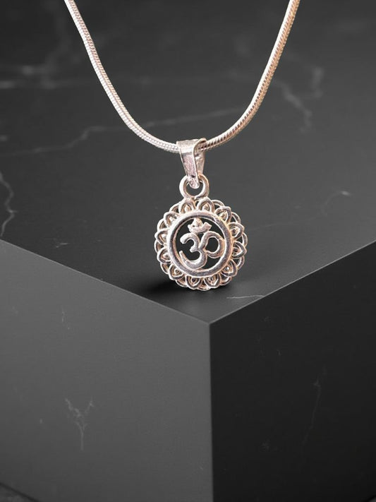 Elegant OM Pendant With Cutting For Men/Women